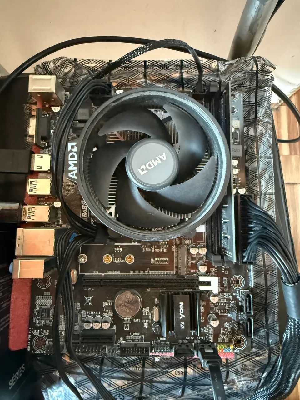 Kit AMD placa mãe yon a520, processador Ryzen 5 5600gt, memória 8gb (Aceito cartão)