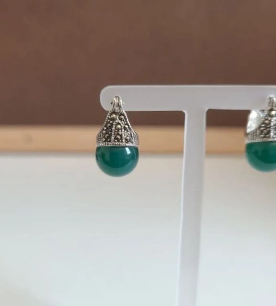 par de brinco de prata, com pedra ágata  verde e marcassitas, com pino click. - Foto 2