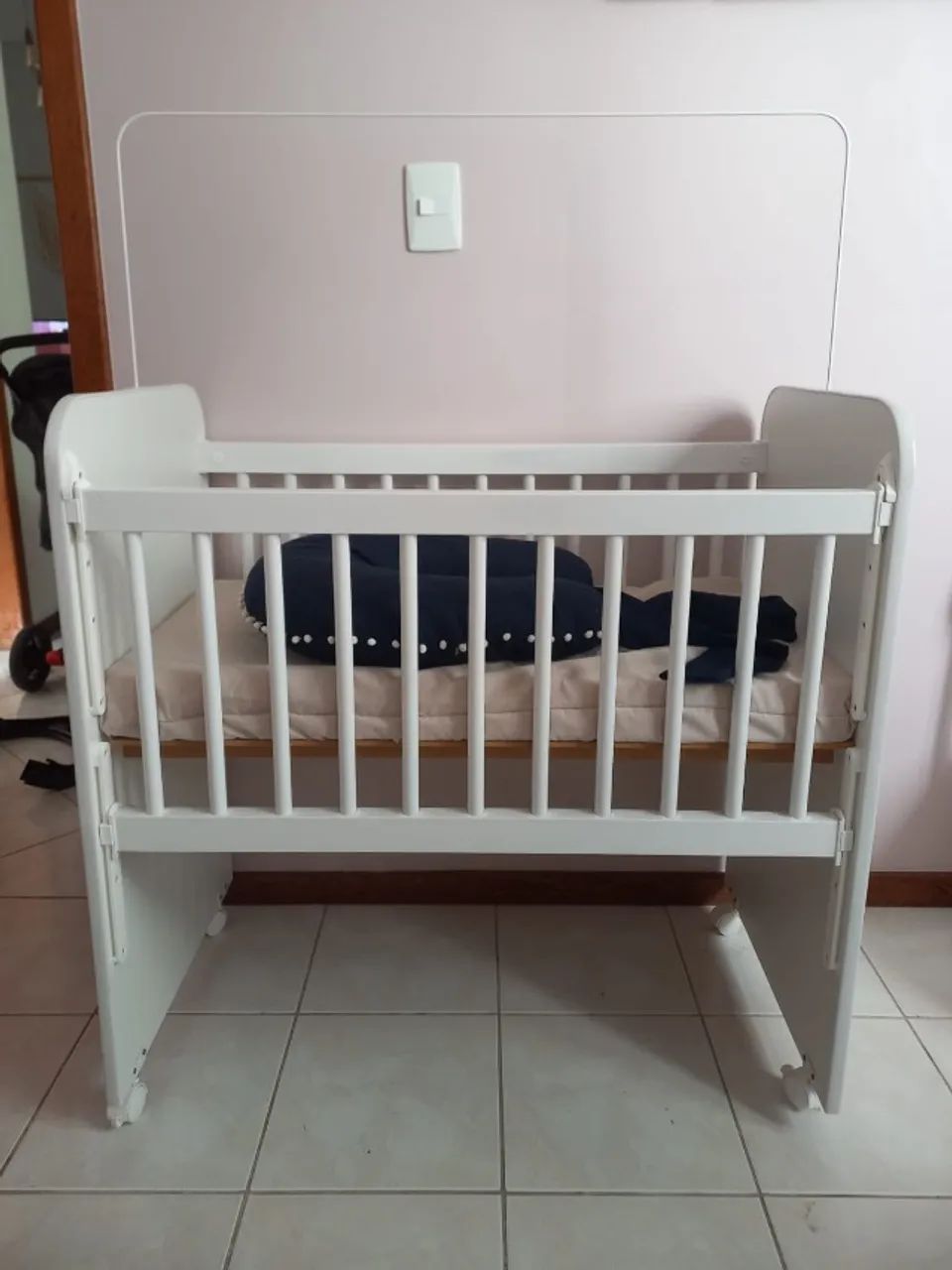 Mini Berço com Grade Regulavel (3 meses uso) - Foto 2