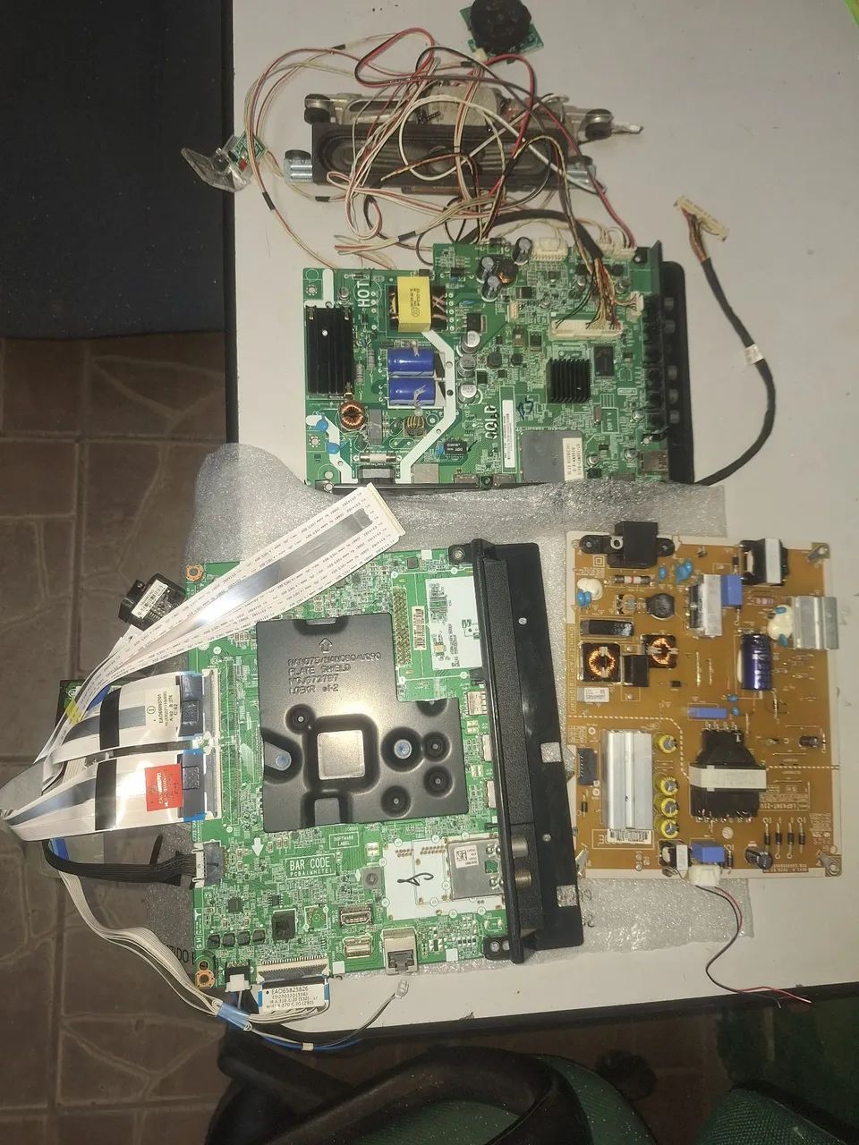Uma placa da TV LG com placa de da fonte cabos flet incluindo sensor remoto; e outra placa - Foto 2