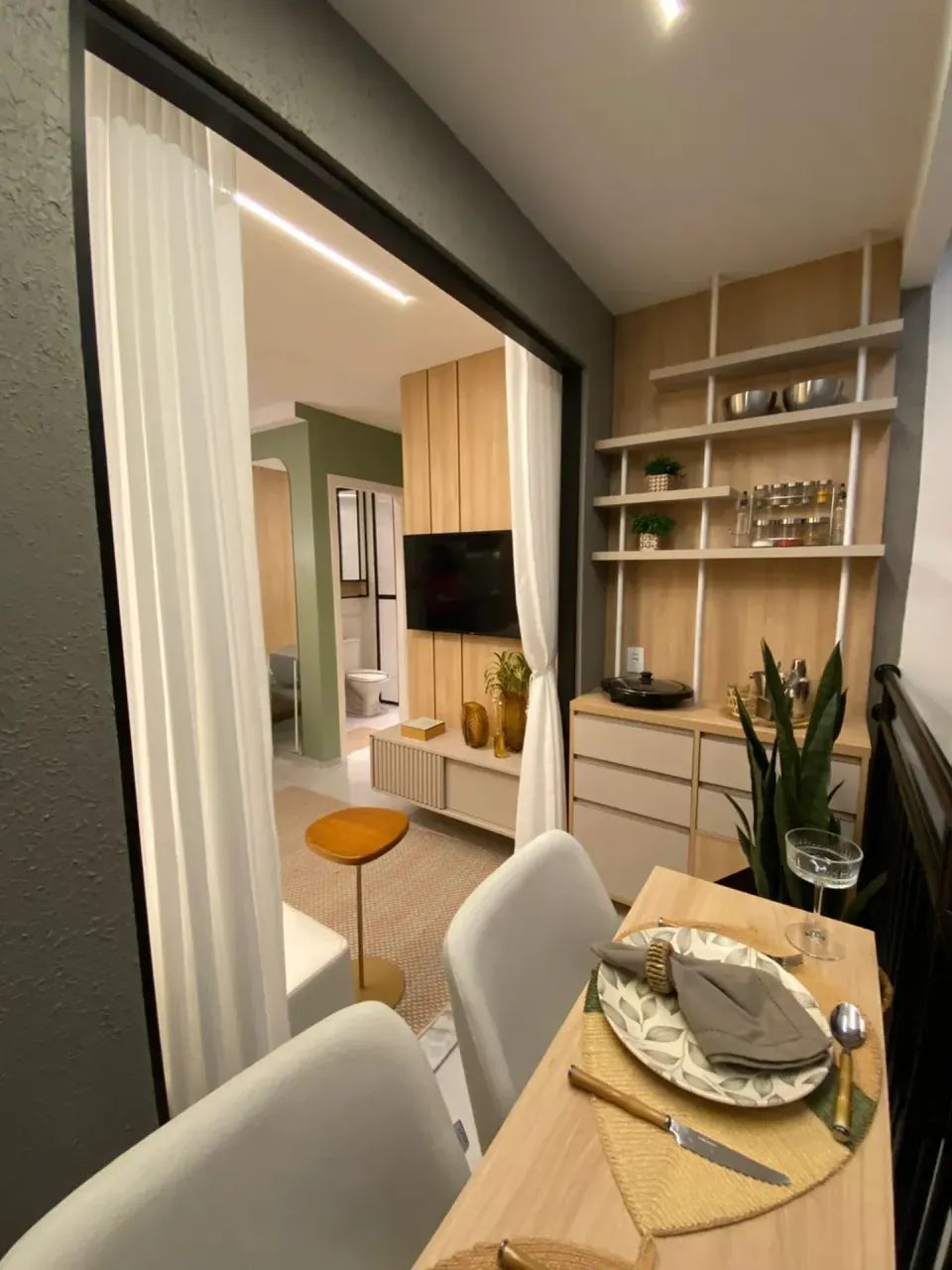 LINDISSIMO APTO NO ALEIXO - 2 QUARTOS COM VARANDA - Foto 4