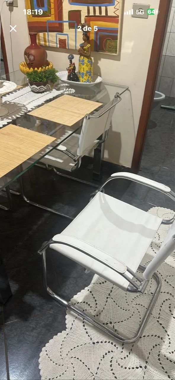 Mesa 6 lugares cadeiras de couro branco e vidro inox 