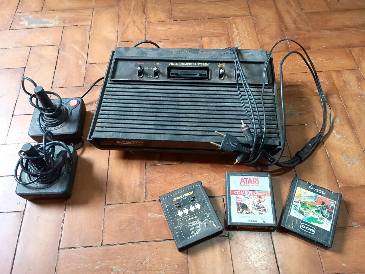 Atari 2600 com 2 controles e 3 jogos funcionando