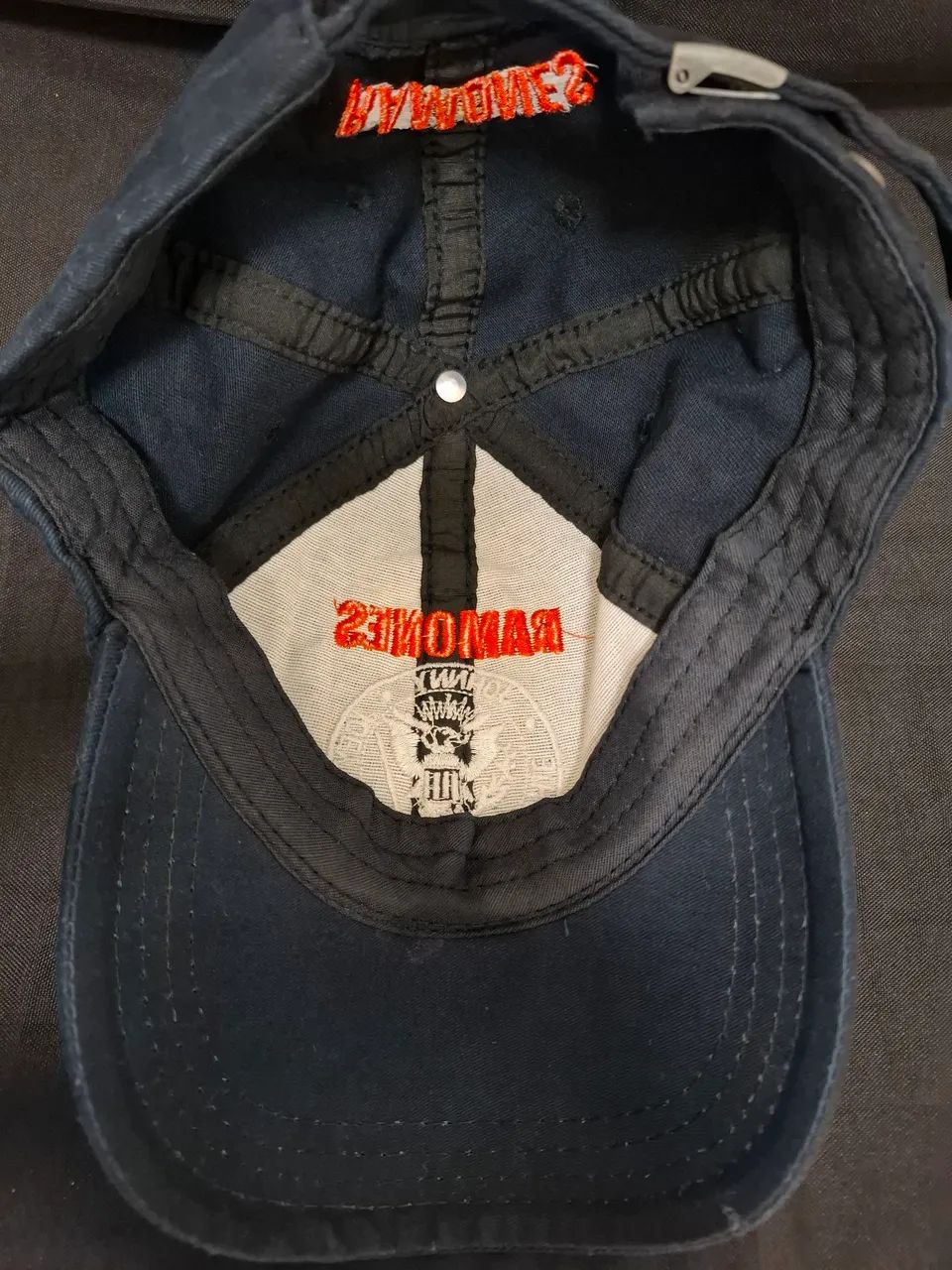 Boné Ramones bordado muito novo  - Foto 5