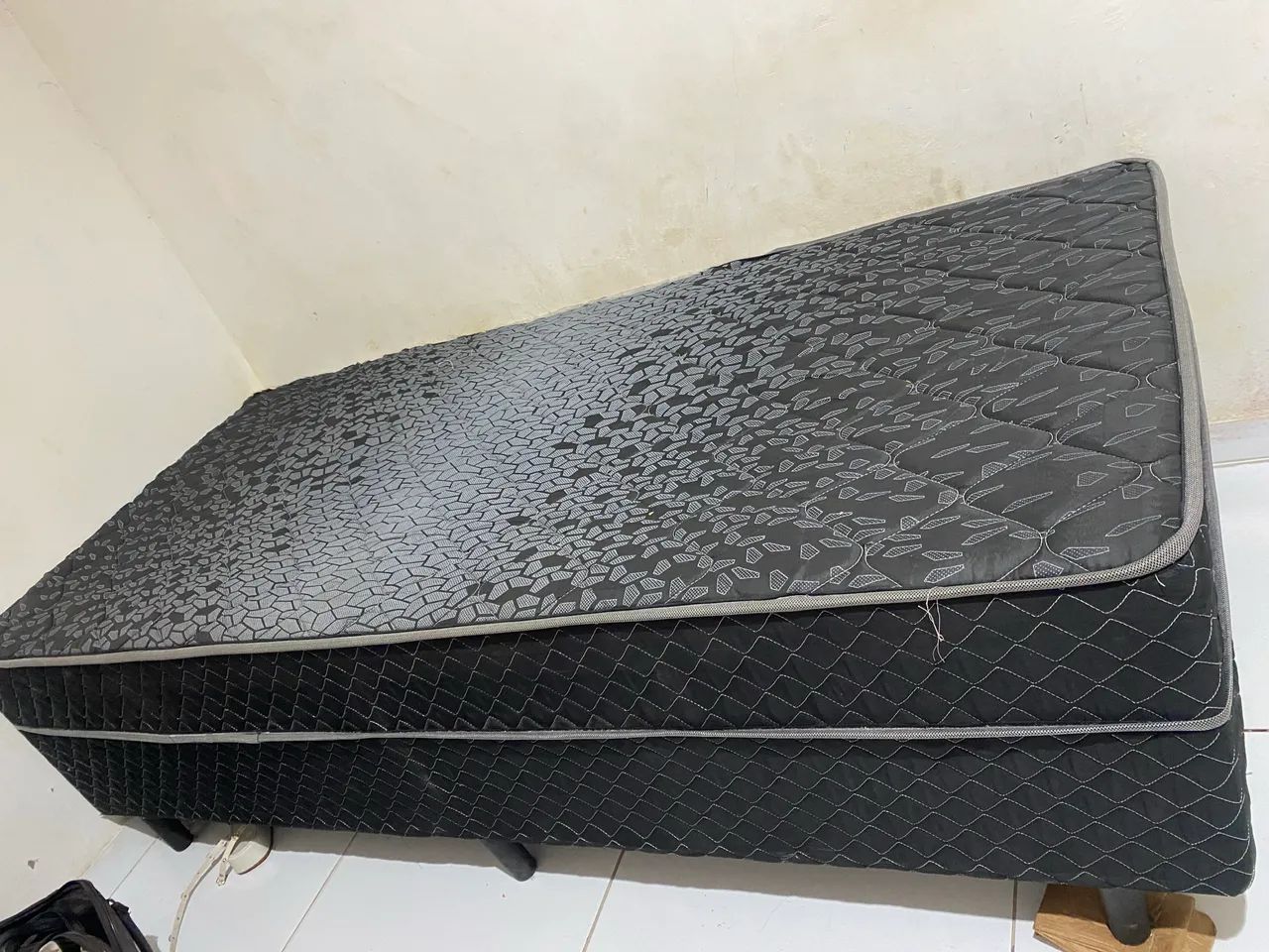 Vende-se cama box de solteiro