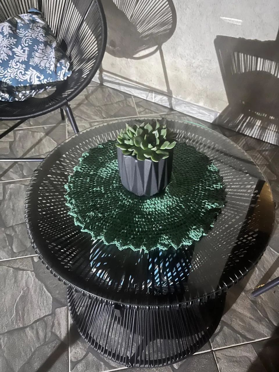 Poltronas e mesa de centro para o jardim 