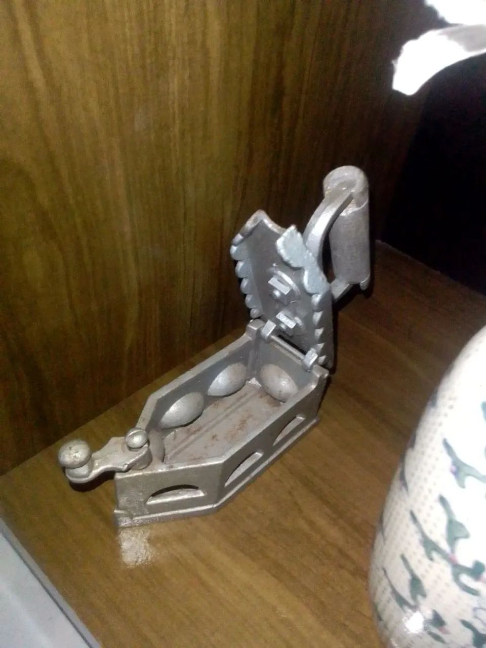Ferro antigo de passar roupas 