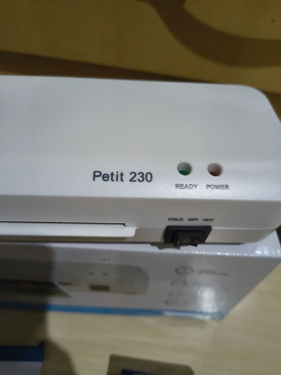 Plastificadora PETIT 230 + 18 Lâminas A4 e 120 Lâminas Crachá 125 micras - Foto 2