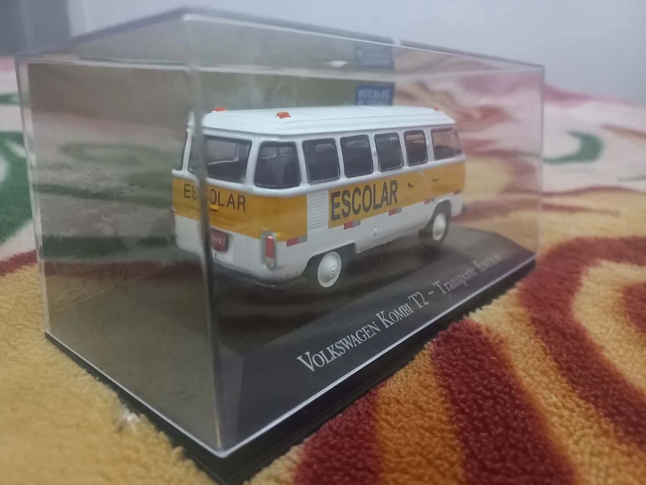 Vendo miniatura kombi lacrada na caixa - Foto 2