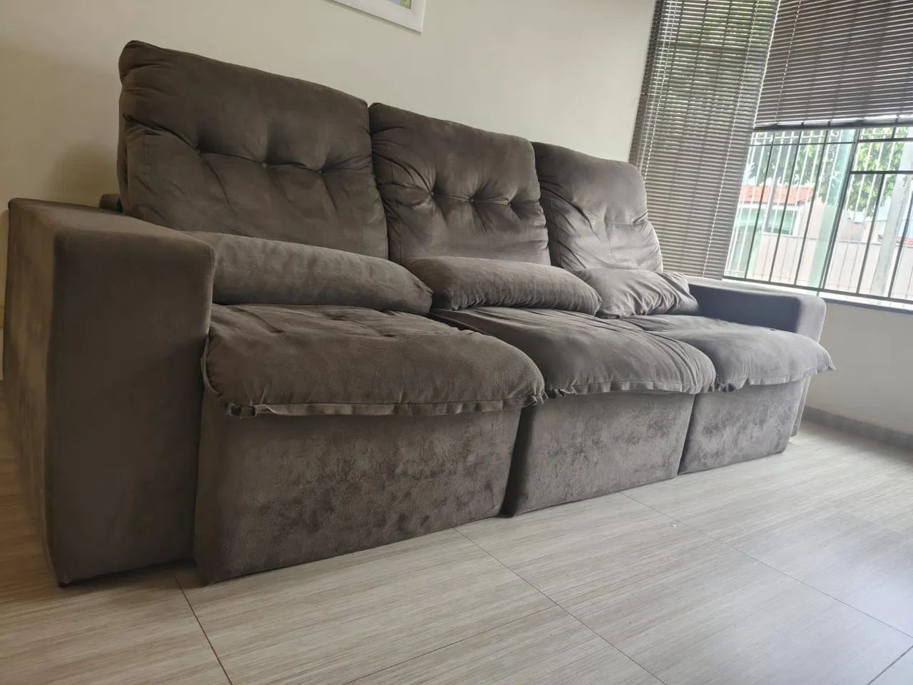 Vendo sofá retrátil com encosto reclinável usado