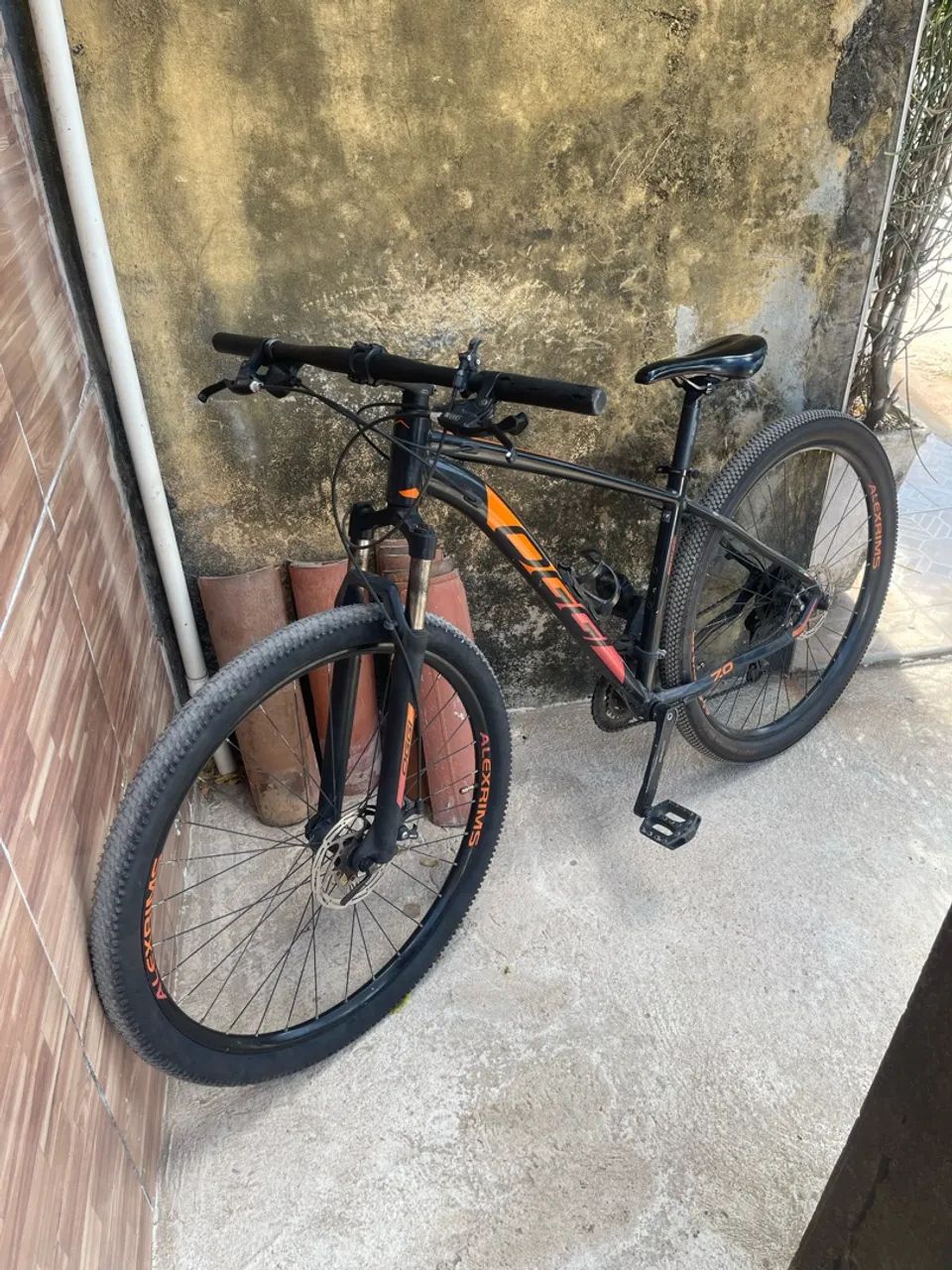 ? VENDE-SE MTB ARO 29 ? PRETA COM LARANJA! ?