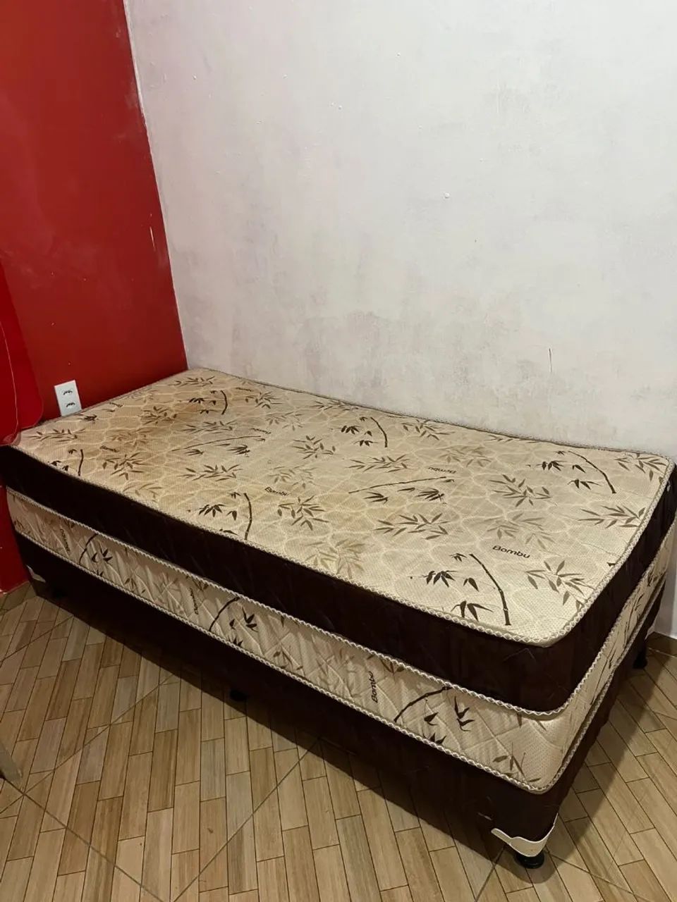 Um guarda roupa de porta de correr e uma cama de solteiro - Foto 4