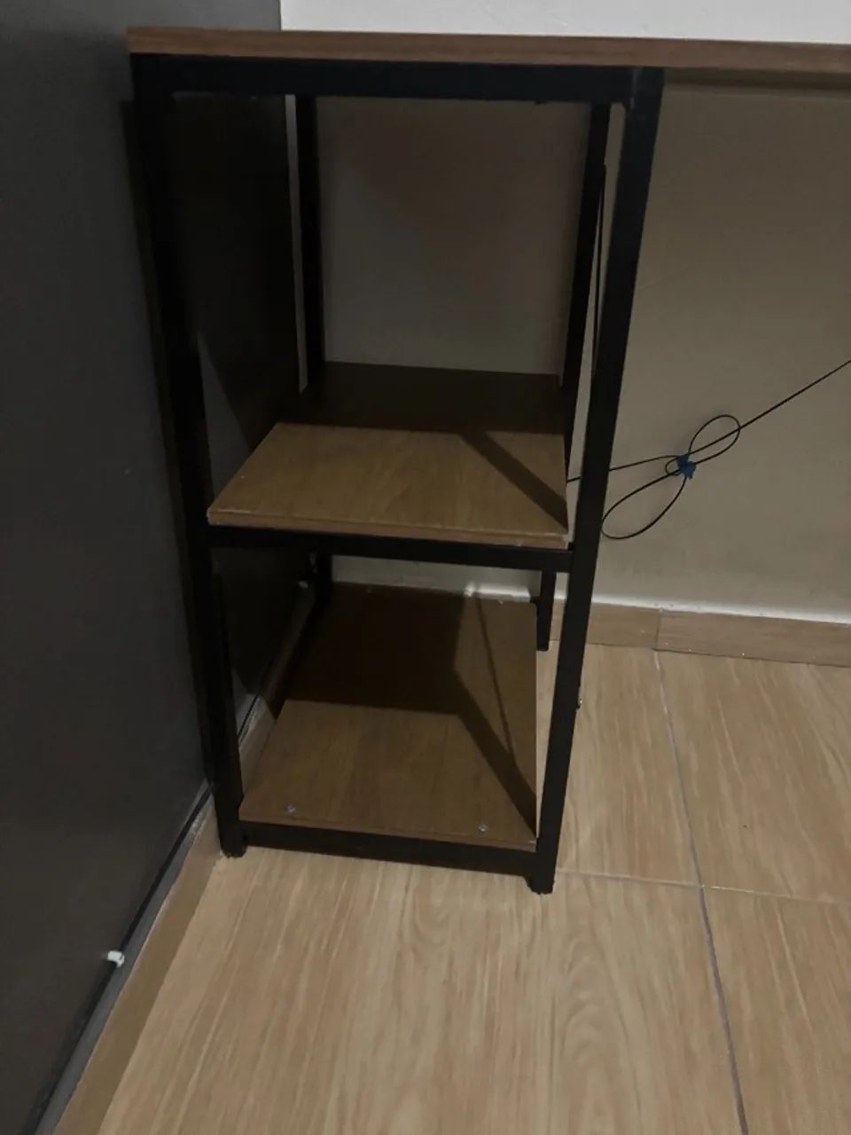 Mesa escrivaninha com prateleiras - USADO - Foto 3