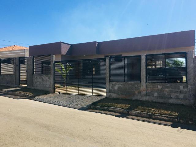 Allmeida Vende Bela Casa no Condomínio Mansões Entre Lagos