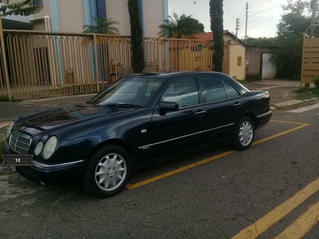 Vendo ou troco aceito proposta uma Mercedes E320 atrasada zap - Foto 2