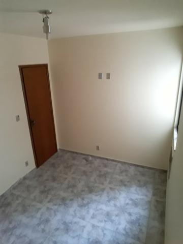 Aluga Aptº 2/4 com garagem de frente na Vila da Penha - Foto 6