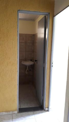 QNM 34 casa 2 quartos mai sobrado nos fundos com duas residencias - Foto 4