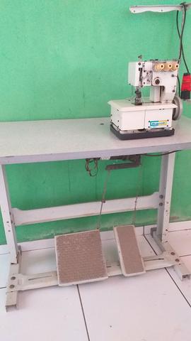 Máquina de costura / galoneira de 3 agulhas