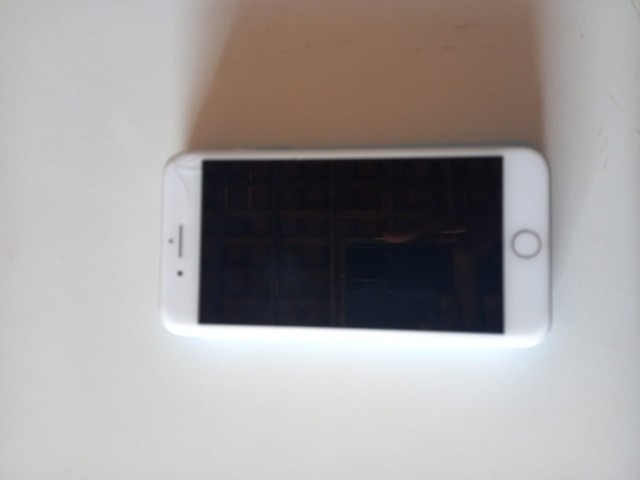 Vende-se iPhone 8 Plus 64 gb bateria 100 % todo original pouquinho do display quebrado  - Foto 2