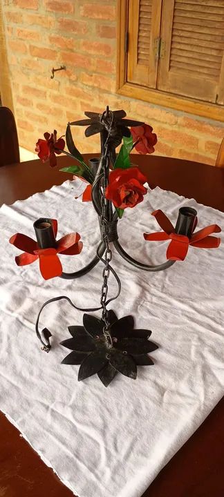 Lustre de ferro rústico com rosas vermelhas 