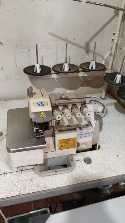 Máquina de Costura Overlock Industrial