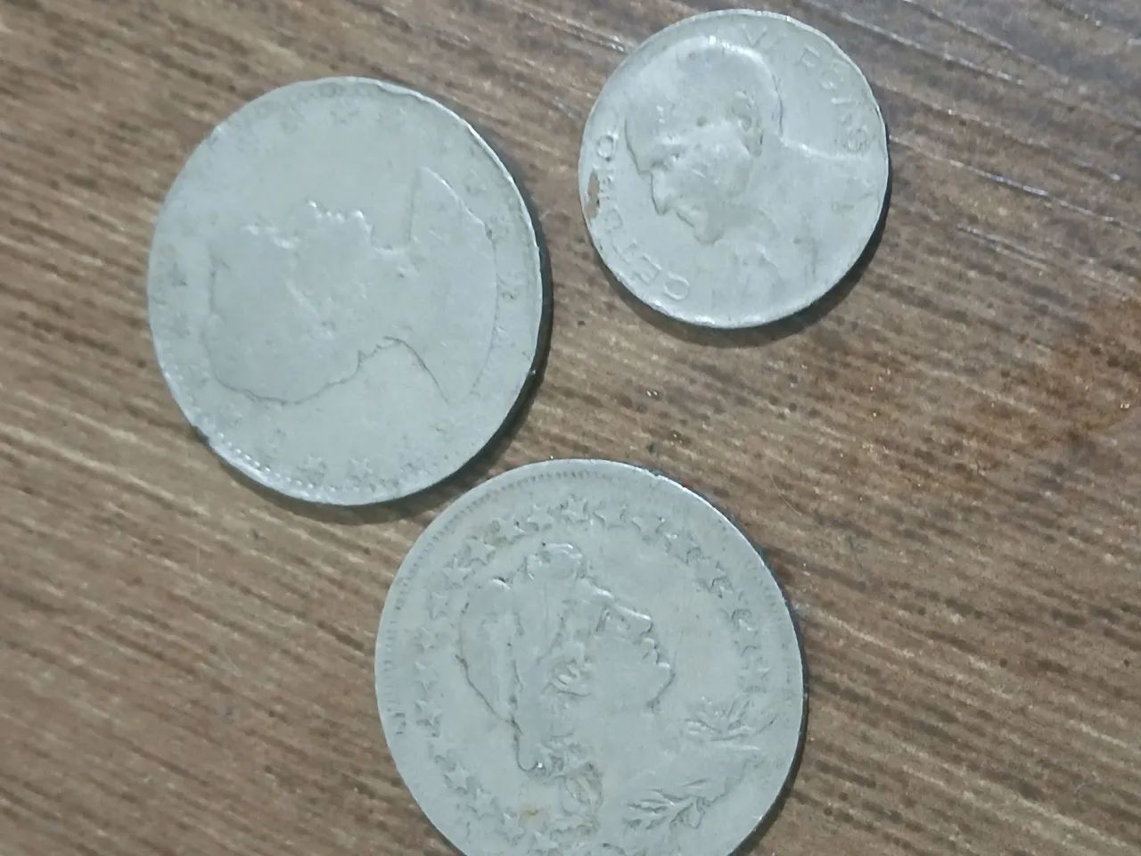 Moedas antigas. Duas de 400 réis sendo uma de 1926, uma moeda de 300 réis sendo de 1938 - Foto 2