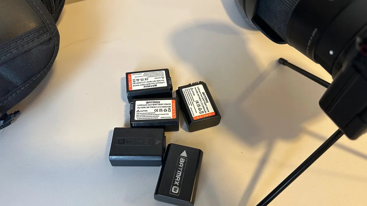 Sony ZV-E10 + Sigma 16mm F1.4 + Hollyland Lark M1 + 5 baterias  - Foto 3