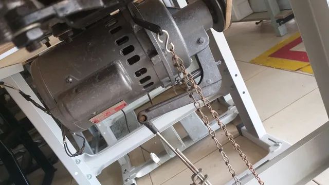 Máquina de costura overlock industrial Romoldi usada  - Foto 4