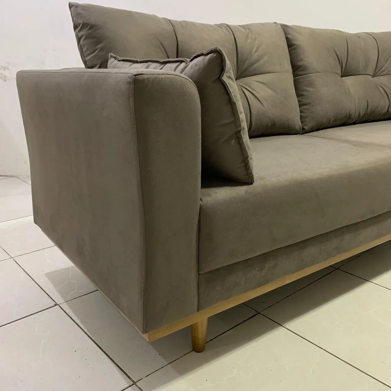 Sofá de 4 lugares 2.20 retro em suede marrom