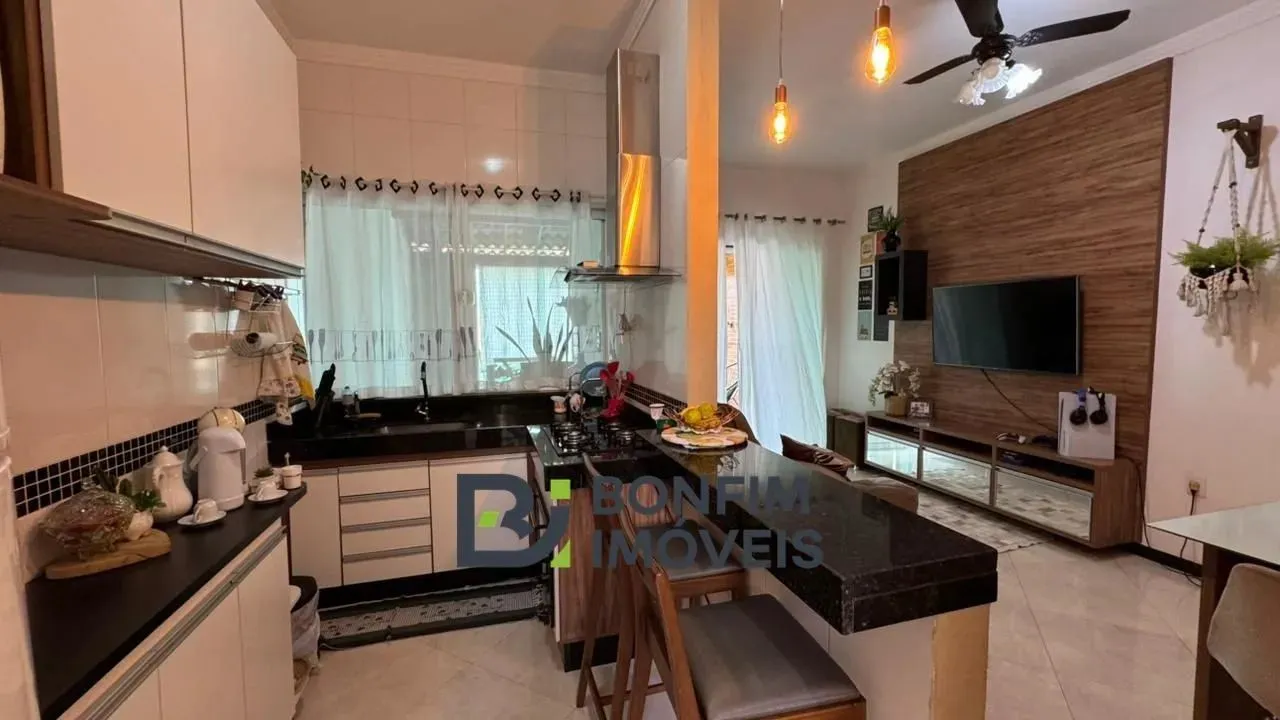 Casa duplex com planejados e sacada no Castanheiras II