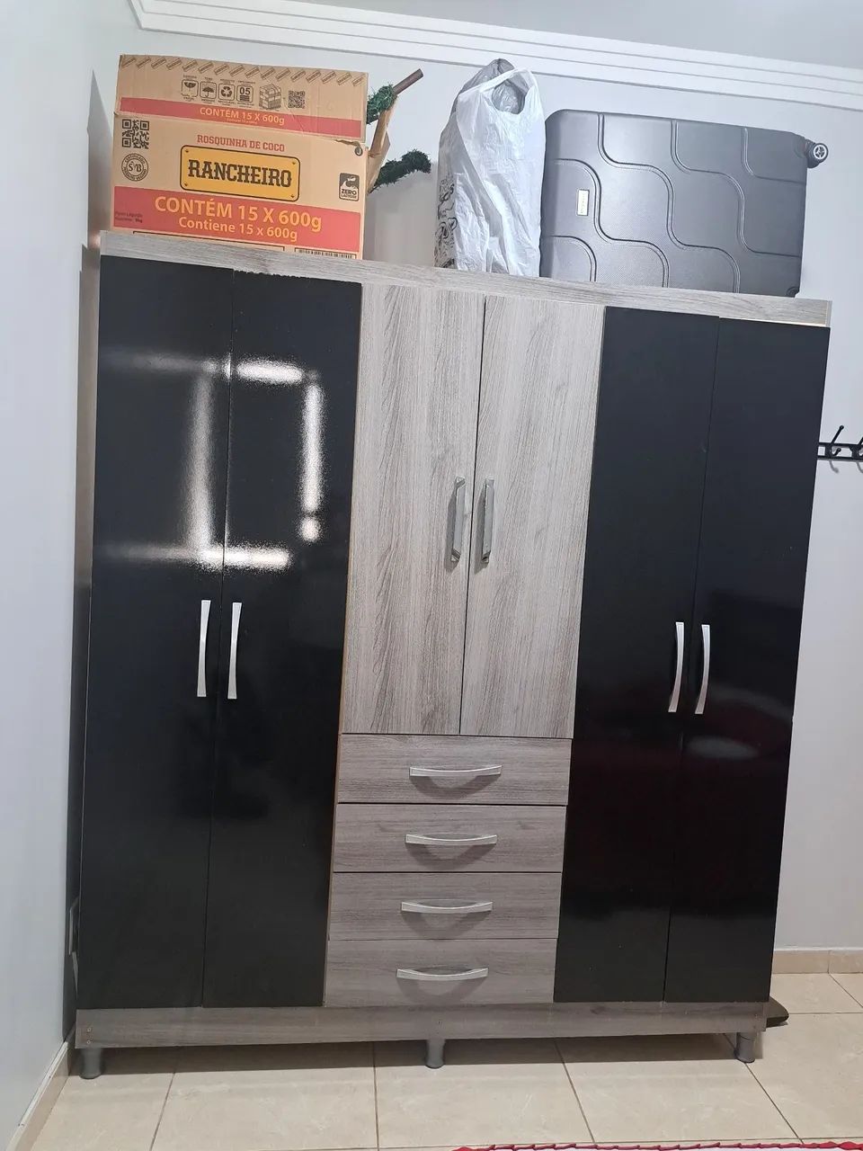 Na compra do Guarda-Roupas leva uma árvore de  natal de brinde.