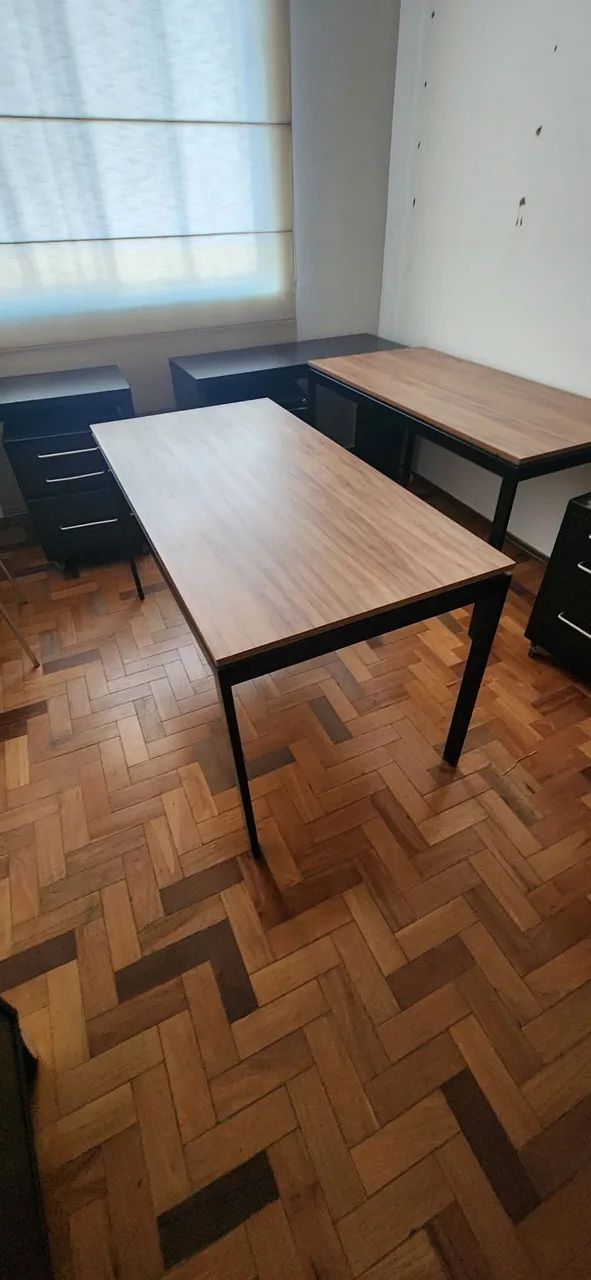 Mesa de Escritório em Madeira com Estrutura de Metal