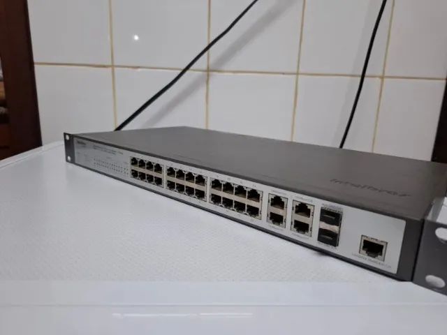 Switch Gerenciável 24 Portas 100 Mb + 4 Portas Gigabit com 2 Mini-GBIC Compartilhadas