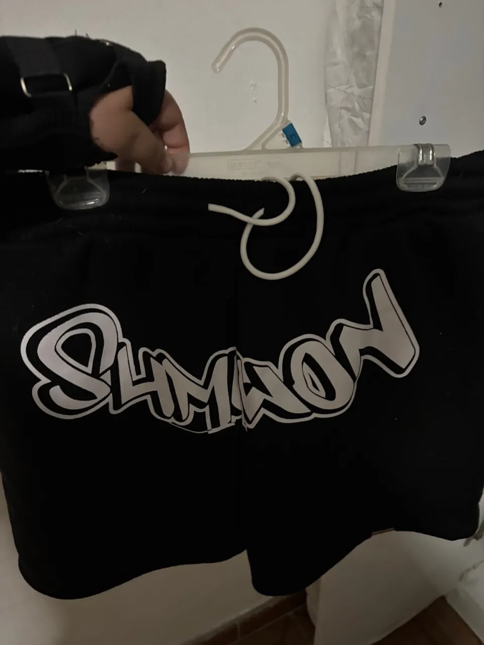 Short sumwon preto com escrita na frente