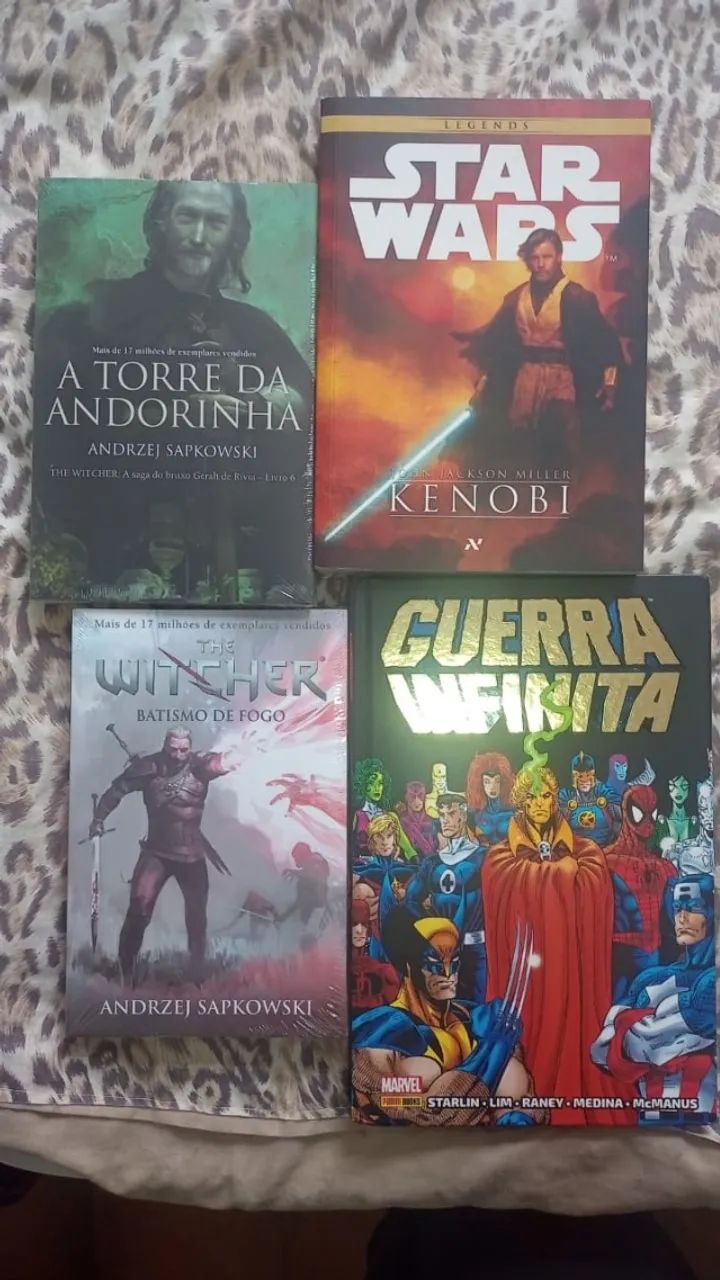 Livros em ótimos estado. Vendo 4 livros/HQ em ótimo estado, ideal para colecionadores