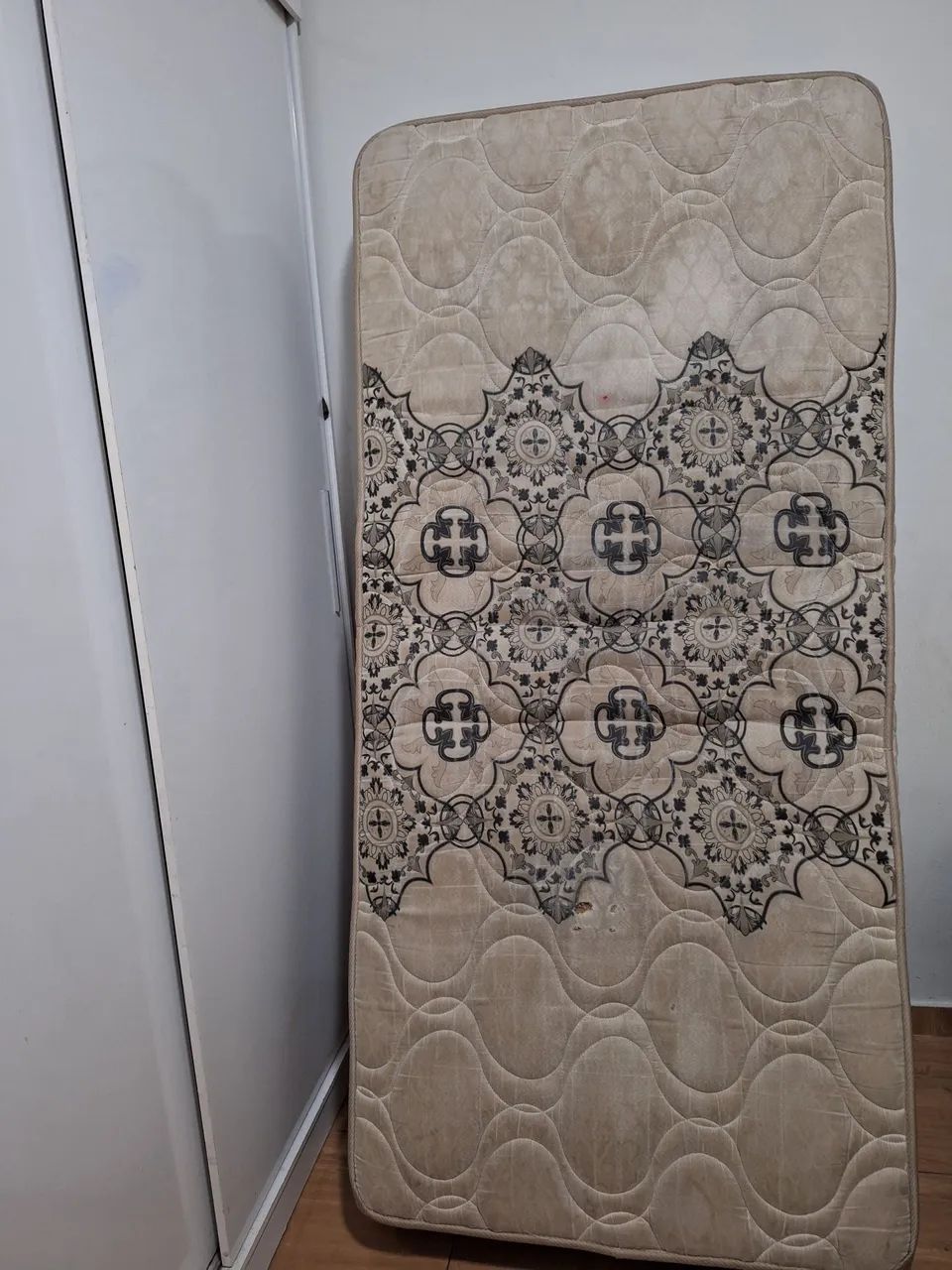  Vendo Cama Box de Solteiro e colchão de mola R$200s  - Foto 3