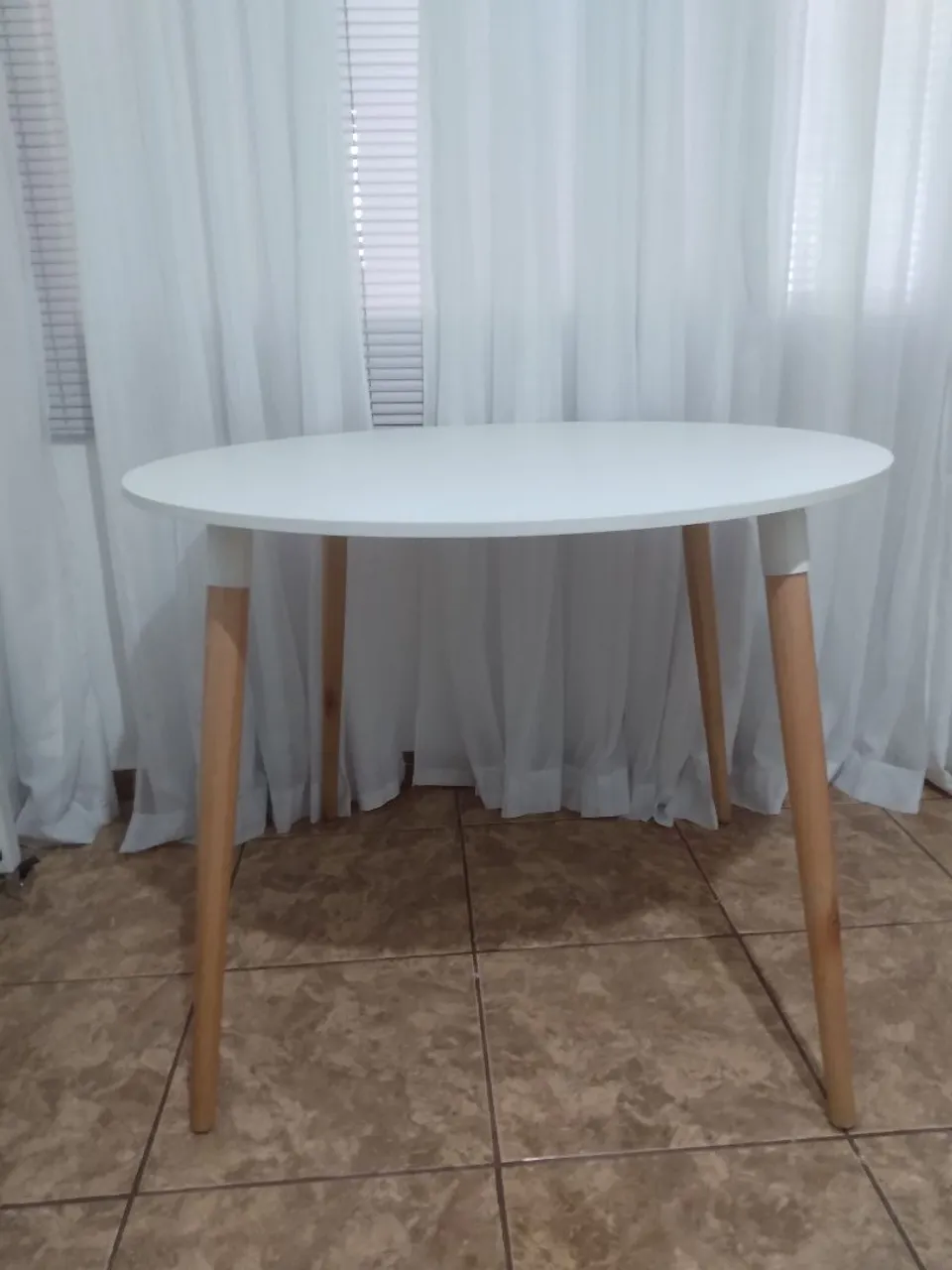 Mesa Redonda com Pés de Madeira - Design Moderno