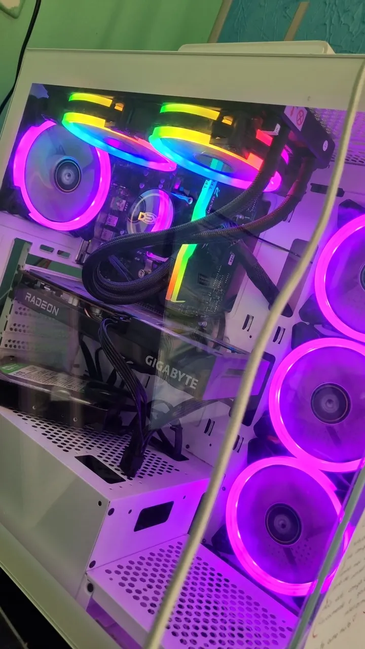 PC Gamer com iluminação RGB e placa de vídeo Radeon