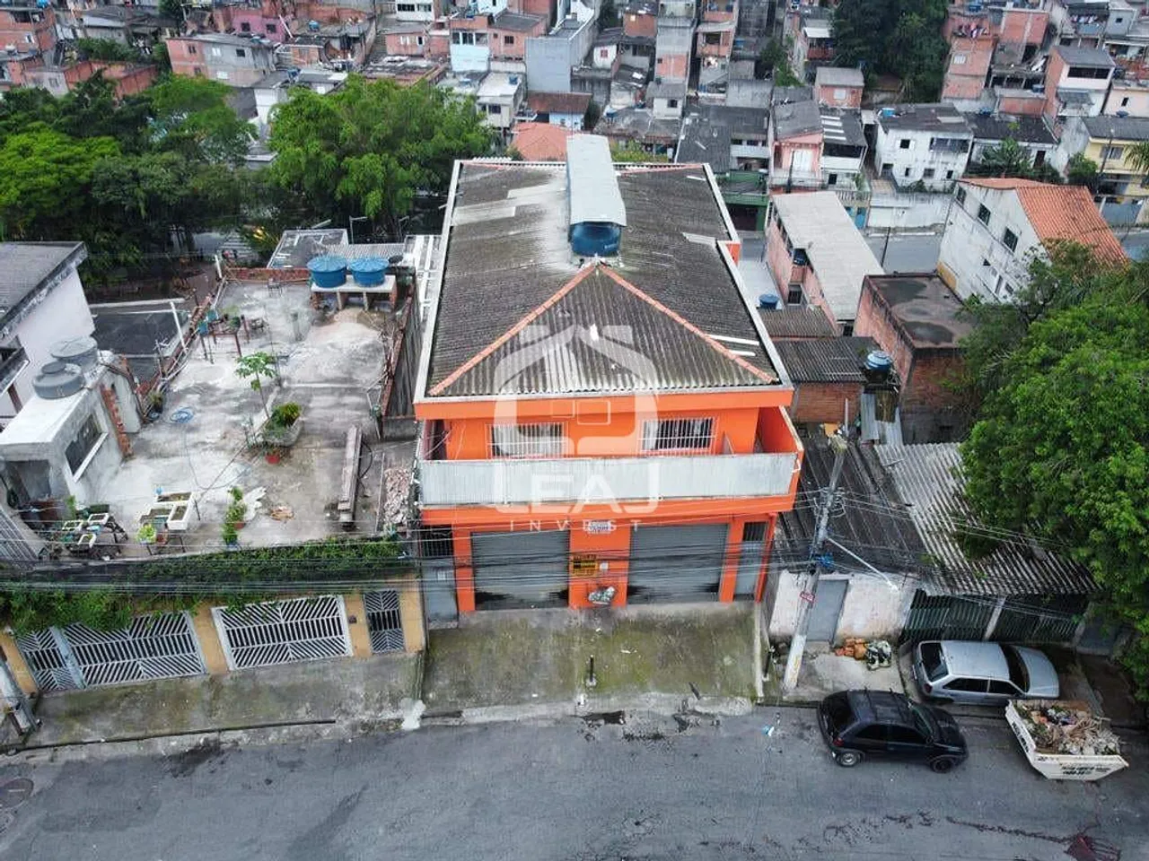 Prédio com 12 kitnets, 1 apto de 2 dormitórios, 1 salão e 1 casa à venda, para investiment