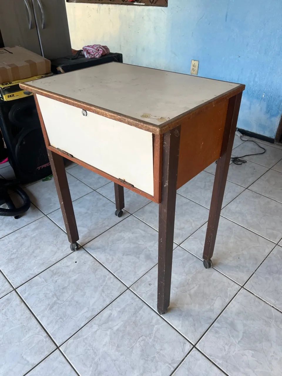 Mesinha de canto com porta e rodinhas  - Foto 2