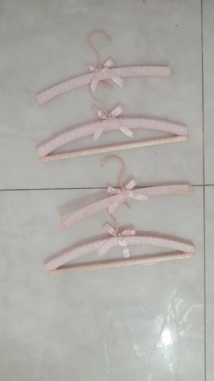 Kit de lindos cabides infantis forrados cor de rosa
