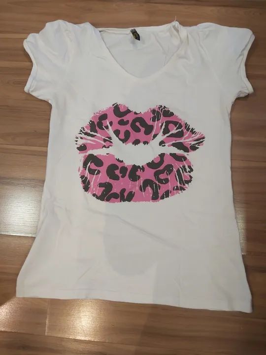 Camiseta nude com estampa de boca