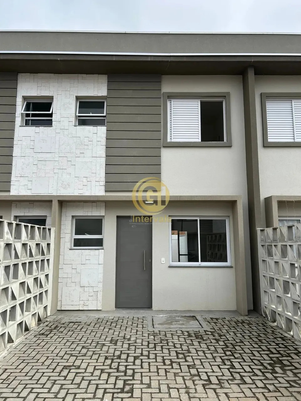 Sobrado para aluguel tem 114 metros quadrados com 3 quartos em Jardim Santa Maria - Jacare