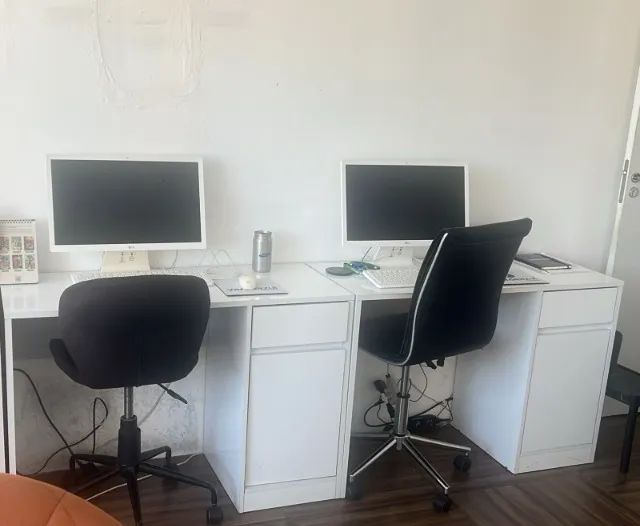 Mesa para escritório com porta e gaveta em bom estado de conservação 10 unidades - Foto 3