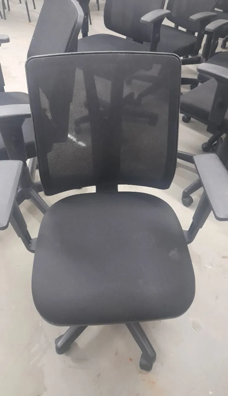 Cadeira de Escritório Preta com Tela