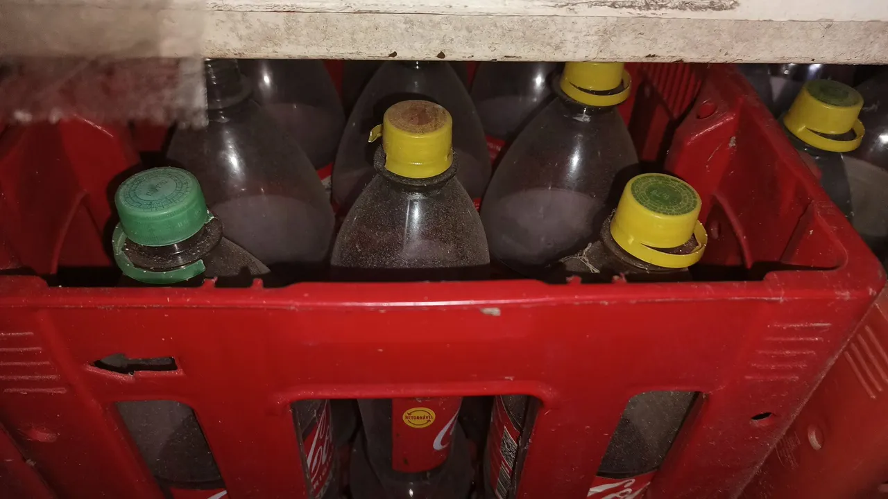 Engradado de garrafas de refrigerante retornáveis