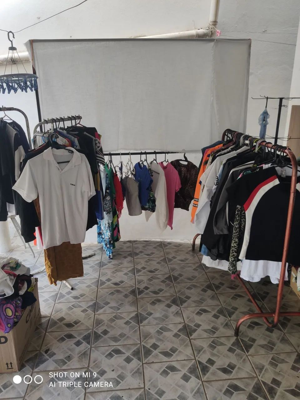Roupas de diferentes estilos e tamanhos