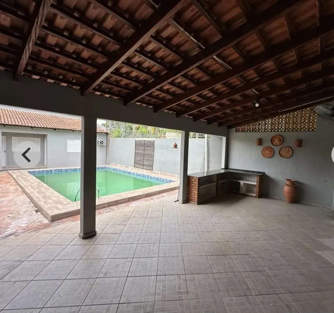 Casa sobrado para alugar com suítes e piscina