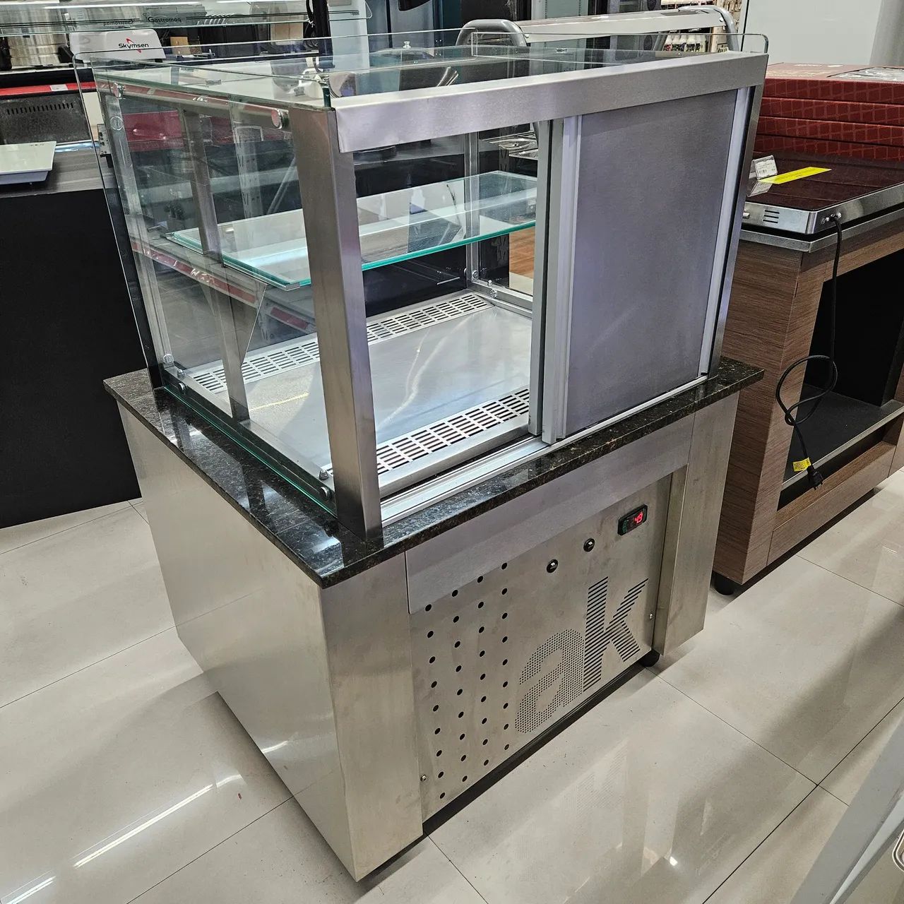 Vitrine refrigerada Ar Forçado Inox, MDF e Granito com Iluminação Led - Foto 3