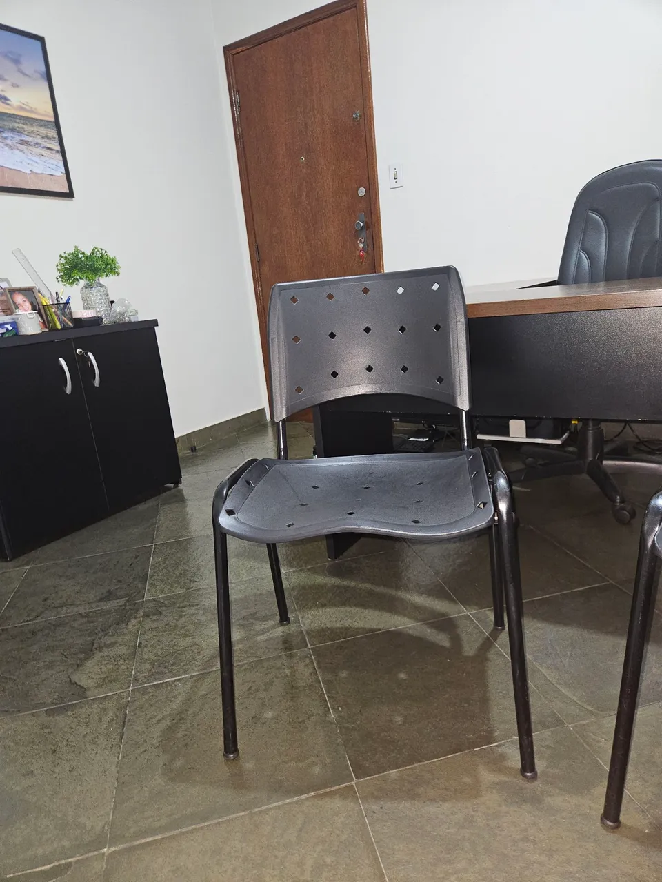 Cadeiras Plásticas Pretas para Escritório ou Casa